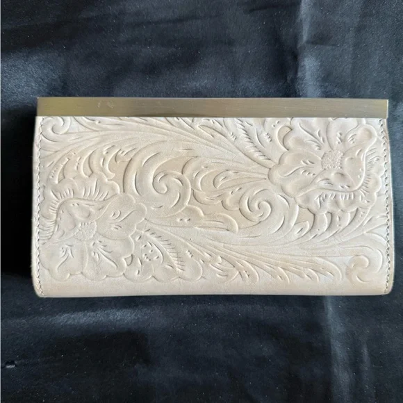 Elegant Cream Floral Embossed Clutch - Picture 3 of 7